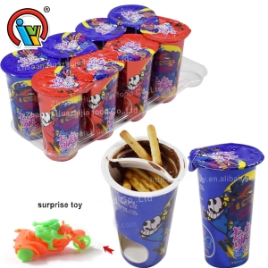 cốc sô cô la với thanh bánh quy