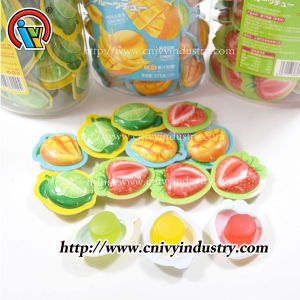 kẹo dẻo ngọt bên trong cốc trái cây
