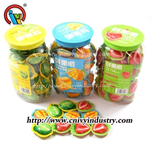 kẹo dẻo ngọt bên trong cốc trái cây
